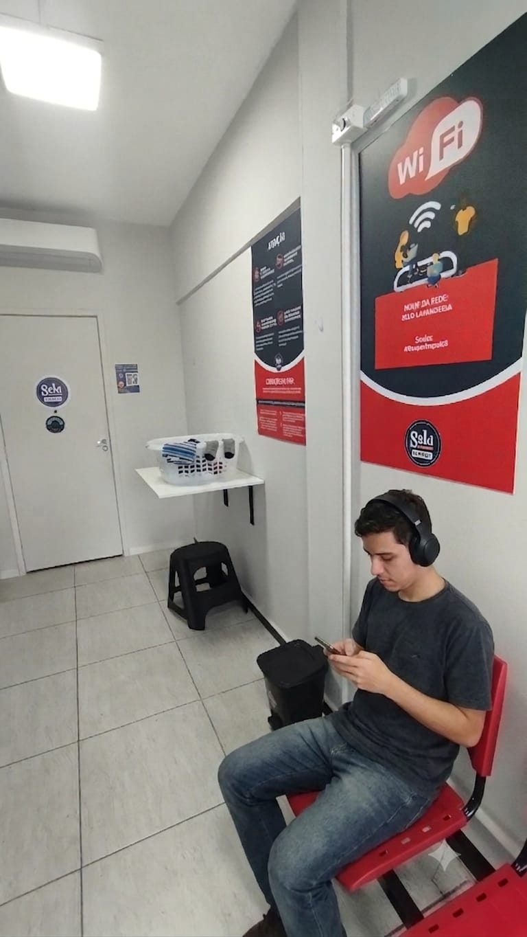 Cliente ouvindo música com fones enquanto aguarda a lavagem na SELD Nova Granada