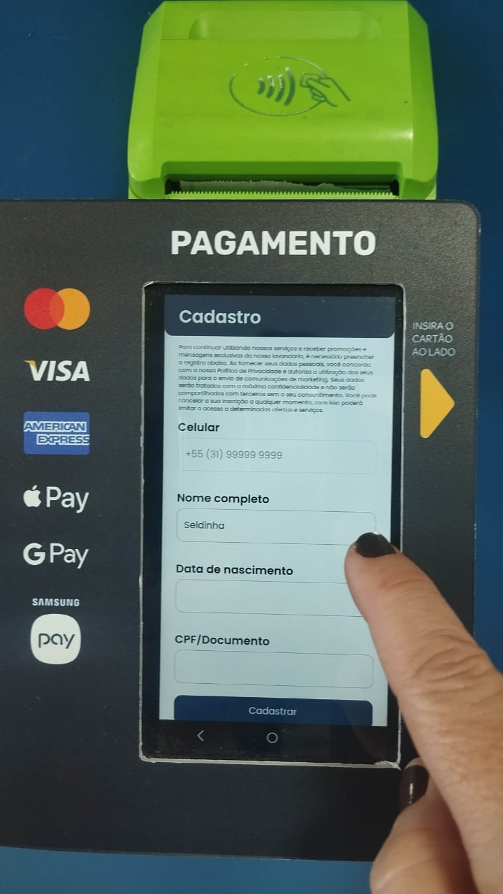 Se for sua primeira visita, preencha um breve cadastro. Nas próximas vezes, você só precisará digitar o número de telefone.